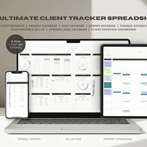 Könnte beinhalten: Ein Laptop-Computer, auf dem eine Google Sheets-Tabelle mit acht Registerkarten angezeigt wird, darunter eine Client-Datenbank, eine Projekt-Datenbank, eine Aufgaben-Datenbank, eine Kommunikations-Datenbank, eine Finanz-Datenbank, eine anpassbare Einrichtung, ein dynamischer Aufgabenkalender und ein Client-Überblicks-Dashboard. Der Text "THE ULTIMATE CLIENT TRACKER SPREADSHEET" befindet sich oben im Bild. Der Text "8 TABS + YOUTUBE TUTORIAL" befindet sich in einem Kasten oben links im Bild. Der Text "GOOGLE SHEETS" befindet sich unten links im Bild. Der Text "ALL-IN-ONE" befindet sich unten in der Mitte des Bildes. Der Text "INSTANT DOWNLOAD" befindet sich unten rechts im Bild.