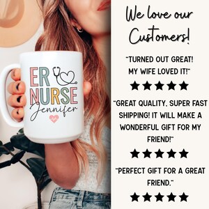 Puede incluir: Una taza de cer&aacute;mica blanca con asa negra y el texto "But First, Coffee" en negro, con una fuente de estilo manuscrito. La taza est&aacute; sobre una superficie blanca.