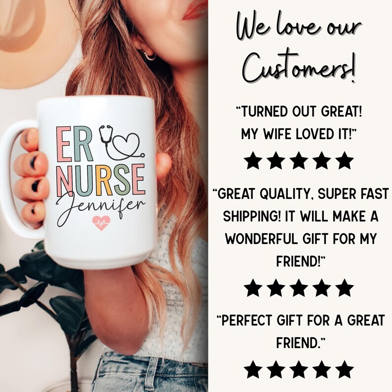 Puede incluir: Una taza de cer&aacute;mica blanca con asa negra y el texto "But First, Coffee" en negro, con una fuente de estilo manuscrito. La taza est&aacute; sobre una superficie blanca.