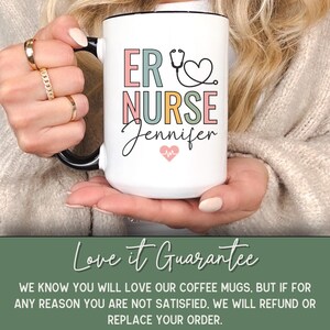 Puede incluir: Taza de cer&aacute;mica blanca con asa y borde negros. La taza presenta el texto "ER NURSE Jennifer" en letras coloridas, junto con un estetoscopio y un coraz&oacute;n con una l&iacute;nea de latido. Un regalo perfecto para una enfermera.