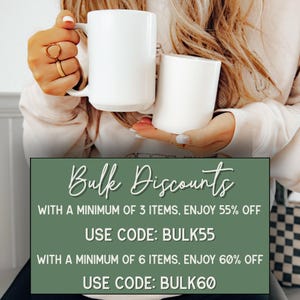 Puede incluir: Dos tazas de cer&aacute;mica blancas se sostienen frente a una persona. Las tazas son cil&iacute;ndricas con un asa. La imagen incluye el texto "Bulk Discounts" y "USE CODE: BULK55" y "USE CODE: BULK60".