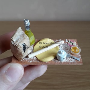 Miniaturowa deska do przygotowywania ciasta na pizzę w domku dla lalek - skala 1:12 / oliwa z oliwek / woreczek mąki / wałek do ciasta / miniaturowa włoska kuchnia / OOAK