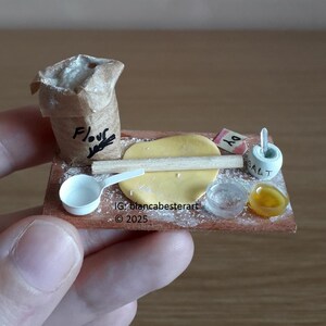 Miniaturowa deska do przygotowywania ciasta na pizzę w domku dla lalek - skala 1:12 / kuchnia włoska / jedzenie dla lalek / sól / miarka / woreczek mąki / OOAK