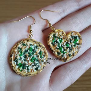 Pizza earrings - Spinach feta Italian food pizza earrings / foodie earrings / handmade polymer clay food earrings / pizza dangle earrings