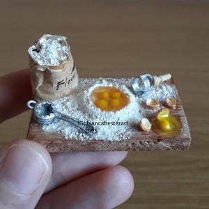 1:12 Miniatura domku dla lalek Deska do przygotowywania makaronu / pęknięte skorupki jaj / stempel do ravioli / żółtka jaj w studzience z mąką / włoskie jedzenie / OOAK