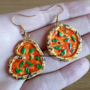 Pizza earrings - Marinara Italian food pizza earrings / foodie earrings / handmade polymer clay food earrings / pizza dangle earrings