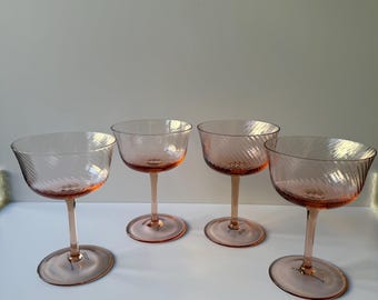 Vasos Anthropologie Vista Coupe: Juego de 4 vasos con remolino rosa