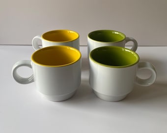 Tazas apilables de cerámica Crate and Barrel, blancas con interior verde y amarillo, juego de 4