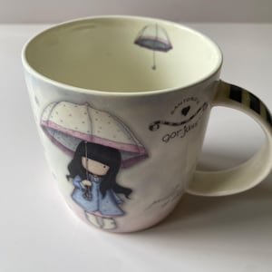Taza de porcelana Gorjuss "Charcos de amor" de Santoro, c. 2010. Muñeca inocente y caprichosa de Suzanne Woollcott, chica gótica.