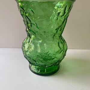 Vintage E.O. Brody Co. Cleveland OH USA Emerald Green Crinkle Glass Vase 8” Hourglass Shape