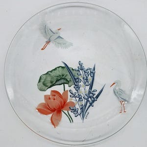 Set von VIER, Vintage, Pastell Transfer Ware 8 "-getönte Glas Dessertteller mit weißen Kranichen und rosa Lotusblüten - signiert N. Carter