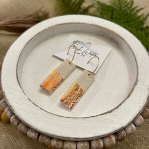 Weiß und Gold Blatt Rechteck baumeln handgefertigte Ton Ohrringe | Statement Ton Ohrringe | Blattgold handgemachte Ton Ohrringe | Boho Ton Ohrringe