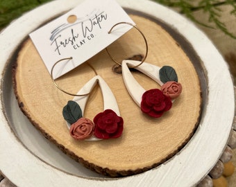 Goutte de pluie blanche pendent boucles d’oreilles florales en argile faites à la main| boucles d’oreilles en argile de déclaration florale| boucles d’oreilles en argile roses| Boucles d’oreilles Boho en argile