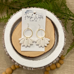 Weißer, grüner oder blauer Kreis und florale baumelnde Tonohrringe | Handgemachte Polymer Clay Ohrringe | Boho Ton Ohrringe