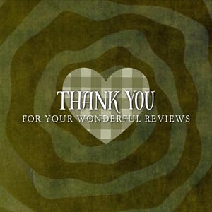 Pu&ograve; includere: Un design grafico con un cuore centrale caratterizzato da un motivo a scacchi verde chiaro e bianco. Il testo THANK YOU FOR YOUR WONDERFUL REVIEWS &egrave; centrato sopra il cuore, su uno sfondo di onde vorticose color verde oliva scuro.