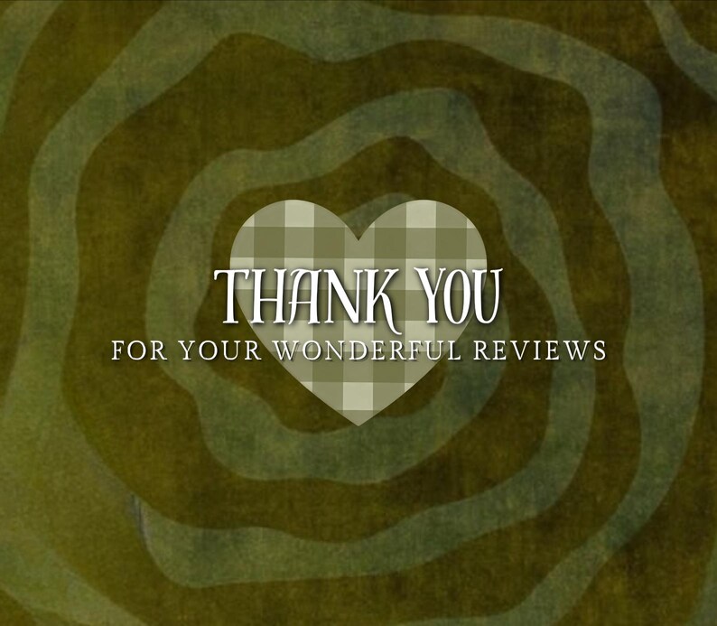 Pu&ograve; includere: Un design grafico con un cuore centrale caratterizzato da un motivo a scacchi verde chiaro e bianco. Il testo THANK YOU FOR YOUR WONDERFUL REVIEWS &egrave; centrato sopra il cuore, su uno sfondo di onde vorticose color verde oliva scuro.