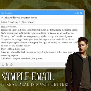 Pu&ograve; includere: Un'interfaccia e-mail digitale mostra un messaggio indirizzato a thiscouldbeyou@example.com con l'oggetto Checking In, Sweetheart. Accanto alla casella di testo, un uomo con capelli castani corti indossa una felpa scura con zip sopra una t-shirt grigia.