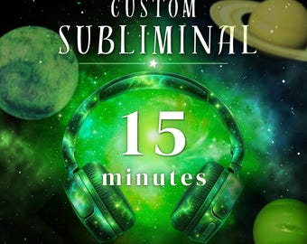 Può includere: Cuffie over-ear con un motivo a nebulosa e stelle verdi. Il testo CUSTOM SUBLIMINAL appare in alto e 15 minutes è centrato in carattere bianco. Lo sfondo presenta pianeti e stelle in un'ambientazione dello spazio profondo.