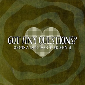 Pu&ograve; includere: Una grafica con un cuore a scacchi verde chiaro e bianco centrato su uno sfondo a spirale verde oliva scuro. Il testo recita GOT ANY QUESTIONS? in un carattere serif, seguito dal testo pi&ugrave; piccolo SEND A DM! DON'T BE SHY :|