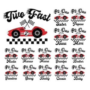 Può includere: Un design grafico con un'auto da corsa rossa con il numero 2, le parole "Two Fast" e diverse auto da corsa più piccole con titoli familiari come "Sister" e "Daddy". Il design include bandiere a scacchi e un motivo a scacchi.