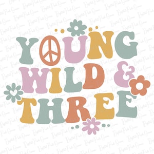 Peut inclure: Un design graphique coloré avec le texte "YOUNG WILD & THREE" dans un style rétro. Le design présente des signes de paix, des fleurs et un cœur.