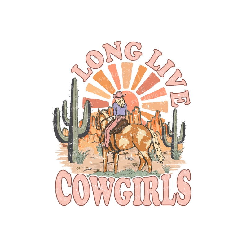 K&ouml;nnte beinhalten: Eine Grafik im Vintage-Stil mit dem Text "Long Live Cowgirls" in rosa Schrift. Die Grafik zeigt eine Cowgirl, die in einer W&uuml;stenlandschaft mit Sonnenuntergang und Kakteen reitet.