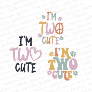 Könnte beinhalten: Zwei farbenfrohe Designs mit dem Text "I'm Two Cute" im Retro-Stil. Das erste Design zeigt ein rosa Herz und das zweite Design zeigt ein Peace-Zeichen.