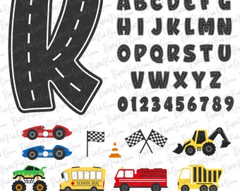 以下が含まれることがあります： 黒と白のアルファベットと数字に道路のデザインが施されています。Kの文字は大きな道路標識です。スクールバス、消防車、モンスタートラック、ダンプトラック、建設車両、レーシングカーの画像があります。
