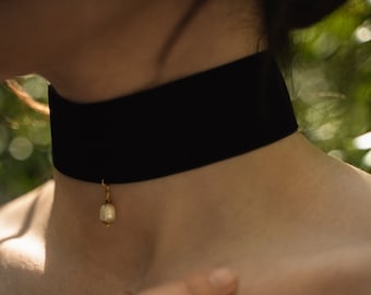 Velvet Choker •  Black • Real Pearl Pendant