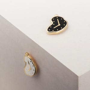 Relógio - Broche de esmalte | Broche | Acessório delicado | Presente | Unissex