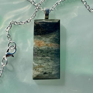 Halsband med rektangulärt hänge i svart och blått, blått jaspis