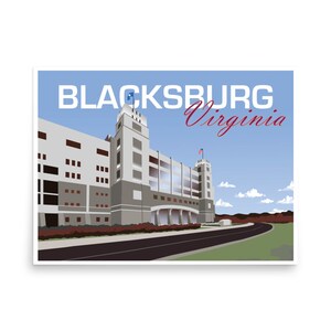 Pode incluir: Uma ilustração de estilo vintage de um grande edifício com o texto "BLACKSBURG Virginia" em letras brancas e vermelhas. O edifício é cinza com janelas brancas e um céu azul no fundo.