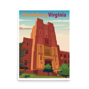 Pode incluir: Um cartaz de viagem de estilo vintage com um edifício de tijolo vermelho com uma grande entrada arqueada. O edifício está situado contra um céu azul com nuvens brancas. O texto "Blacksburg Virginia" está impresso em laranja e branco no topo do cartaz.