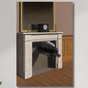 Puede incluir: Una pintura surrealista que representa una locomotora de vapor negra que emerge de una chimenea en una habitación con una repisa de mármol blanco, un reloj y un espejo enmarcado.