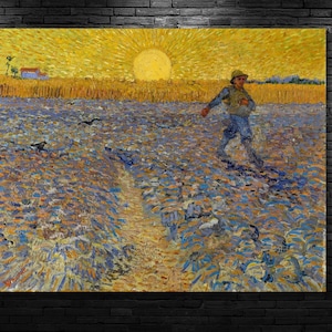 Può includere: Un dipinto che rappresenta un campo di grano con una singola figura che cammina in lontananza. Il sole sta tramontando sullo sfondo, proiettando un bagliore caldo sulla scena. Il dipinto è realizzato in uno stile che ricorda quello di Vincent van Gogh.