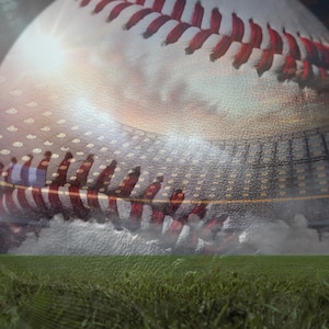 Puede incluir: Una pelota de béisbol con costuras rojas se superpone a una imagen borrosa de un estadio de béisbol con un campo de hierba verde en primer plano.