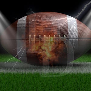Puede incluir: Un bal&oacute;n de f&uacute;tbol americano marr&oacute;n y blanco con rayas y cordones blancos, sobre un fondo de hierba verde y una l&iacute;nea blanca. Rayos y un efecto de fuego se superponen a la pelota, con focos.