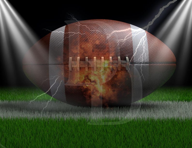 Puede incluir: Un bal&oacute;n de f&uacute;tbol americano marr&oacute;n y blanco con rayas y cordones blancos, sobre un fondo de hierba verde y una l&iacute;nea blanca. Rayos y un efecto de fuego se superponen a la pelota, con focos.
