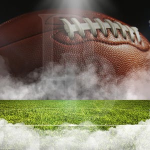 Puede incluir: Un bal&oacute;n de f&uacute;tbol americano de cuero marr&oacute;n con cordones blancos, sobre un fondo de campo verde e iluminaci&oacute;n del estadio. La imagen tiene un efecto ahumado, lo que sugiere un juego en curso.