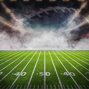 Puede incluir: Un bal&oacute;n de f&uacute;tbol americano flota sobre un campo verde con l&iacute;neas de yardas y n&uacute;meros. La imagen est&aacute; ambientada en un estadio con luces brillantes y una atm&oacute;sfera de humo, creando una escena deportiva dram&aacute;tica.