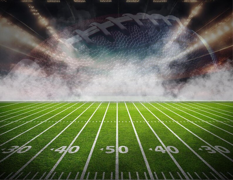 Puede incluir: Un bal&oacute;n de f&uacute;tbol americano flota sobre un campo verde con l&iacute;neas de yardas y n&uacute;meros. La imagen est&aacute; ambientada en un estadio con luces brillantes y una atm&oacute;sfera de humo, creando una escena deportiva dram&aacute;tica.