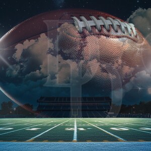Puede incluir: Imagen compuesta de un bal&oacute;n de f&uacute;tbol americano marr&oacute;n con cordones blancos, superpuesto a un cielo nocturno nublado y un estadio. El bal&oacute;n parece flotar sobre un campo verde con marcas blancas.