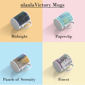 Puede incluir: Cuatro tazas de cer&aacute;mica blanca con diferentes dise&ntilde;os. Las tazas est&aacute;n dispuestas en una cuadr&iacute;cula sobre un fondo colorido. Los dise&ntilde;os son: Medianoche, Sujetapapeles, Paneles de serenidad y Bosque.