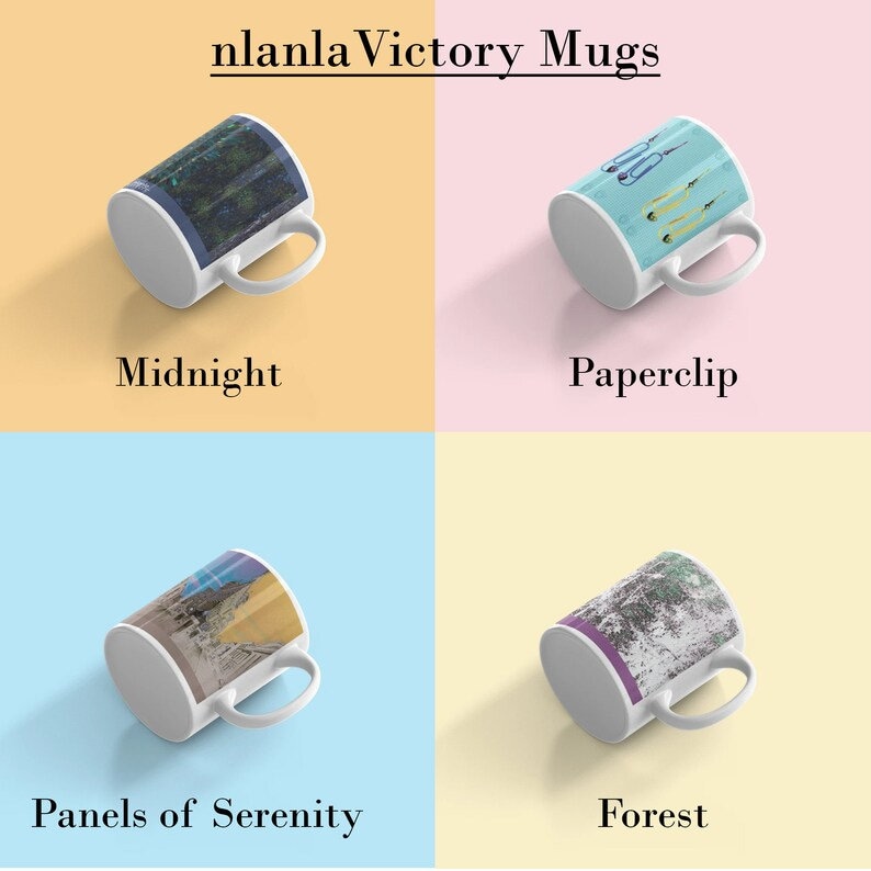 Puede incluir: Cuatro tazas de cer&aacute;mica blanca con diferentes dise&ntilde;os. Las tazas est&aacute;n dispuestas en una cuadr&iacute;cula sobre un fondo colorido. Los dise&ntilde;os son: Medianoche, Sujetapapeles, Paneles de serenidad y Bosque.