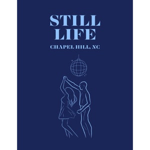 Könnte beinhalten: Ein blaues und weißes Grafikdesign mit dem Text "STILL LIFE" und "CHAPEL HILL, NC". Eine Discokugel hängt über einem tanzenden Paar.
