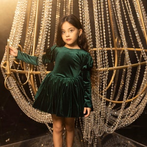 Elegante abito natalizio per ragazza in velluto verde, abito natalizio per neonata, abito natalizio per bambini con maniche a sbuffo verde carino