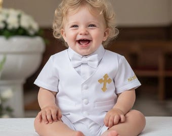 Biały, spersonalizowany zestaw do chrztu dla chłopca z haftem krzyżykowym i kamizelką