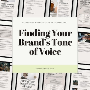 Puede incluir: Un libro de trabajo digital titulado "Finding Your Brand's Tone of Voice" con un esquema de color verde y blanco. El libro de trabajo está diseñado para emprendedores y es parte de la marca Startup Supply Co. La portada presenta un collage de páginas del libro de trabajo, incluidas secciones sobre la comprensión de la voz y el tono, el establecimiento de variaciones y un resumen.