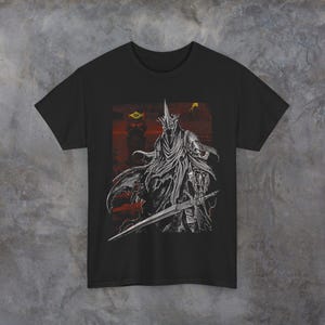 Hexenkönig von Angmar Unisex T-Shirt aus schwerer Baumwolle, Herr der Ringe Shirt, Freizeitkleidung, Geschenk für Fiction-Liebhaber, einzigartiges grafisches T-Shirt Bild 1