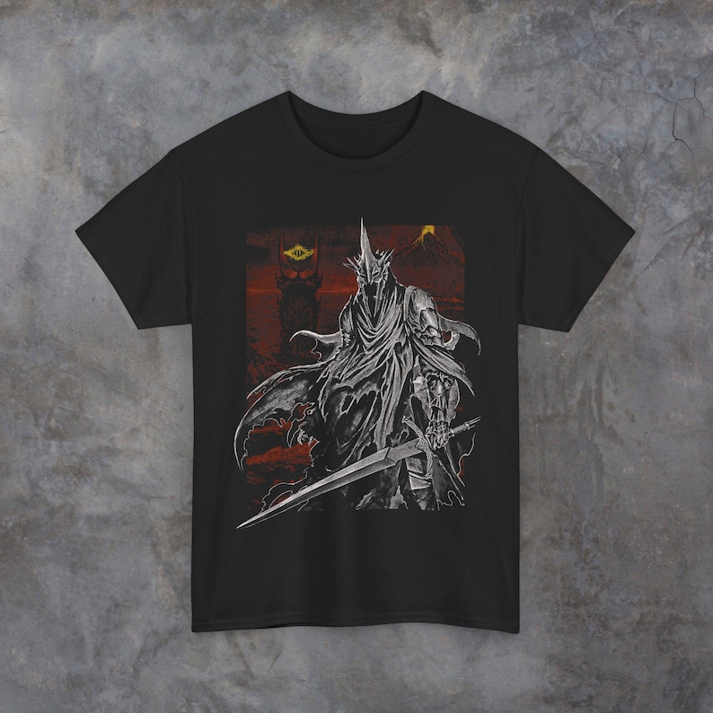 Hexenkönig von Angmar Unisex T-Shirt aus schwerer Baumwolle, Herr der Ringe Shirt, Freizeitkleidung, Geschenk für Fiction-Liebhaber, einzigartiges grafisches T-Shirt Bild 1